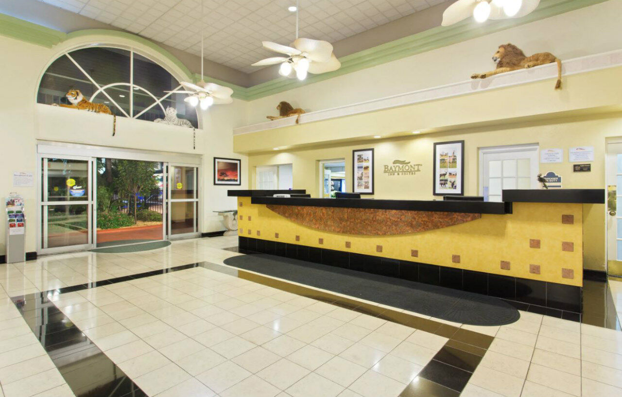 Baymont By Wyndham Tampa Near Busch Gardens Hotel Exterior photo